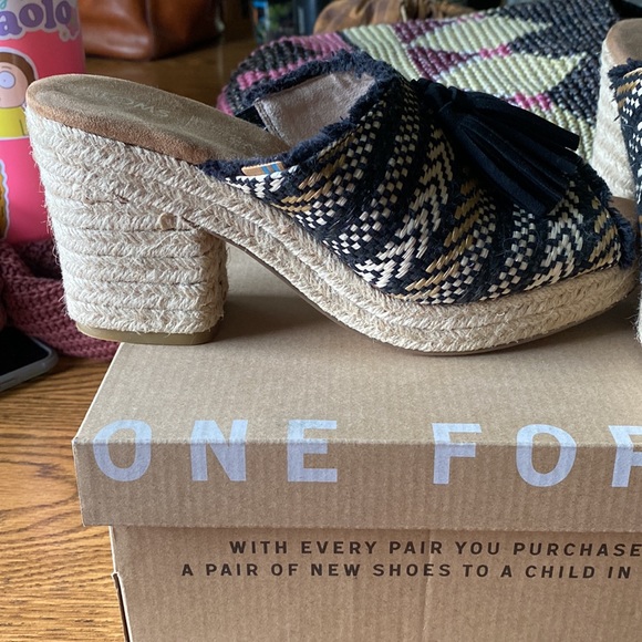 TOMS size 8 sandal - Picture 2 of 4